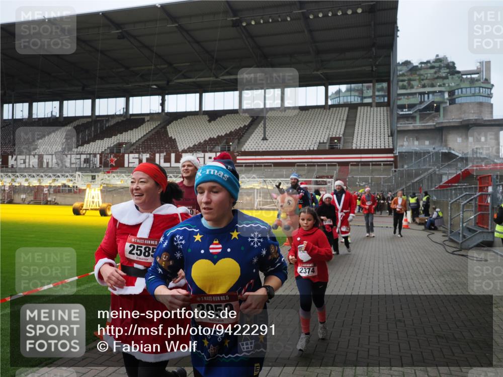 07.12.2025 - St. Pauli X-Mass-Run No. 15 Fabian Wolf http://msf.ph/oto/9422291 07.12.2025 11:51:25 Ziel 2374, 2585, 2589, 2670, 2672, 3116, 3449, 3451, 3959, 4340, 4609 meine-sportfotos.de