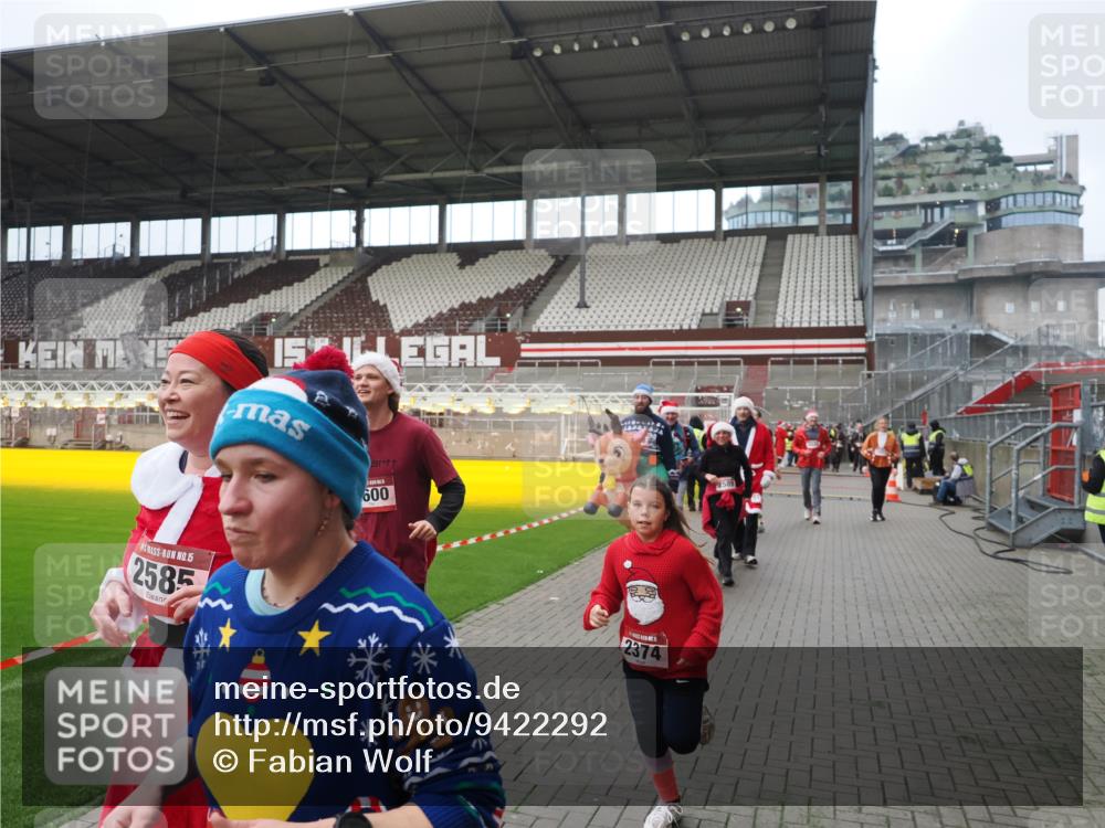 07.12.2025 - St. Pauli X-Mass-Run No. 15 Fabian Wolf http://msf.ph/oto/9422292 07.12.2025 11:51:26 Ziel 2374, 2585, 2589, 2670, 3116, 3449, 3451, 3959, 4340, 4609 meine-sportfotos.de