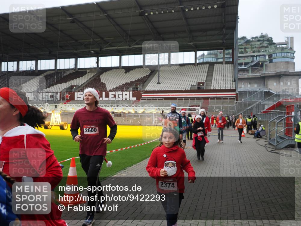 07.12.2025 - St. Pauli X-Mass-Run No. 15 Fabian Wolf http://msf.ph/oto/9422293 07.12.2025 11:51:26 Ziel 2374, 2585, 2589, 2670, 3116, 3449, 3451, 3959, 4340, 4609 meine-sportfotos.de