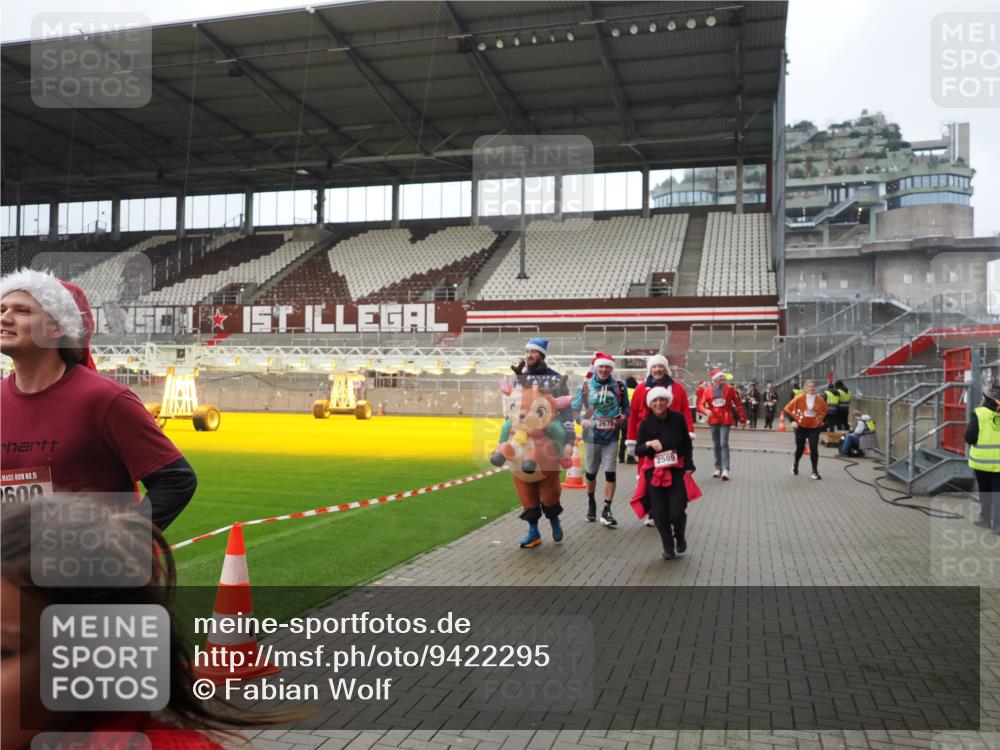 07.12.2025 - St. Pauli X-Mass-Run No. 15 Fabian Wolf http://msf.ph/oto/9422295 07.12.2025 11:51:26 Ziel 2374, 2585, 2589, 2670, 3116, 3449, 3451, 3959, 4340, 4609 meine-sportfotos.de