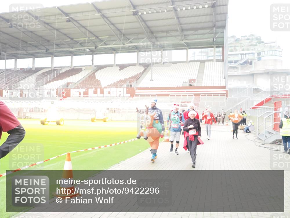 07.12.2025 - St. Pauli X-Mass-Run No. 15 Fabian Wolf http://msf.ph/oto/9422296 07.12.2025 11:51:27 Ziel 2374, 2585, 2589, 2670, 3116, 3449, 3451, 3959, 4340, 4609 meine-sportfotos.de
