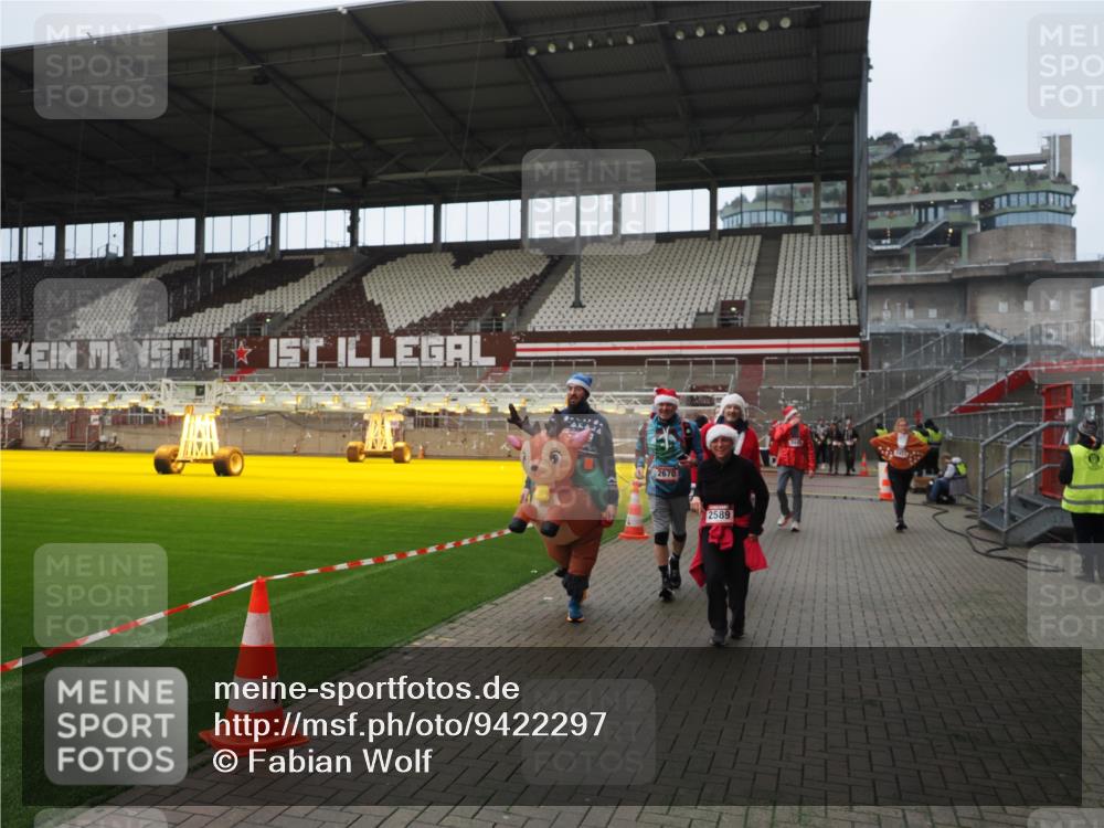 07.12.2025 - St. Pauli X-Mass-Run No. 15 Fabian Wolf http://msf.ph/oto/9422297 07.12.2025 11:51:27 Ziel 2374, 2585, 2589, 2670, 3116, 3449, 3451, 3959, 4340, 4609 meine-sportfotos.de