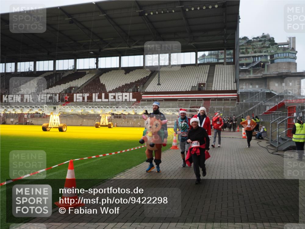 07.12.2025 - St. Pauli X-Mass-Run No. 15 Fabian Wolf http://msf.ph/oto/9422298 07.12.2025 11:51:27 Ziel 2374, 2585, 2589, 2670, 3116, 3449, 3451, 3959, 4340, 4609 meine-sportfotos.de