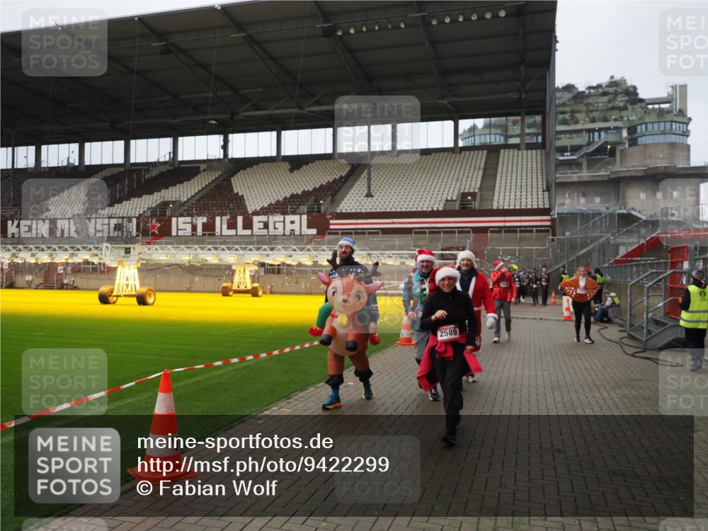 07.12.2025 - St. Pauli X-Mass-Run No. 15 Fabian Wolf http://msf.ph/oto/9422299 07.12.2025 11:51:27 Ziel 2374, 2585, 2589, 2670, 3116, 3449, 3451, 3959, 4340, 4609 meine-sportfotos.de