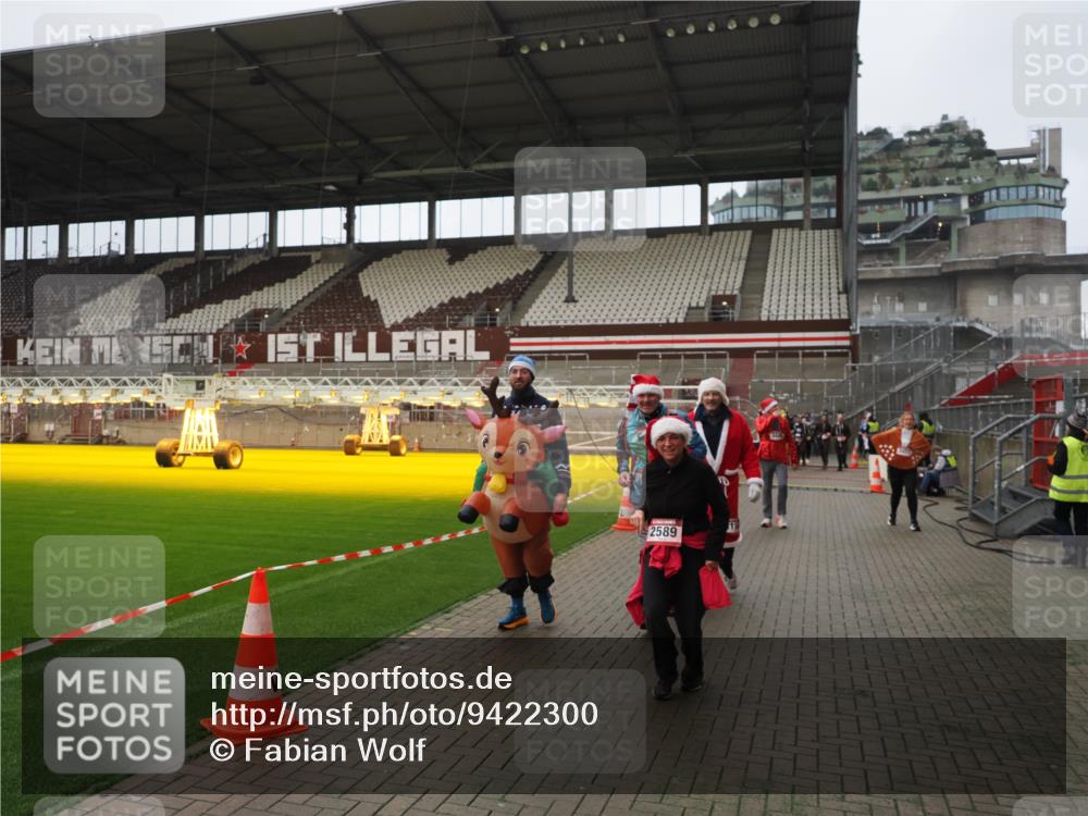 07.12.2025 - St. Pauli X-Mass-Run No. 15 Fabian Wolf http://msf.ph/oto/9422300 07.12.2025 11:51:28 Ziel 2374, 2585, 2589, 2670, 3116, 3449, 3451, 3959, 4340, 4609 meine-sportfotos.de