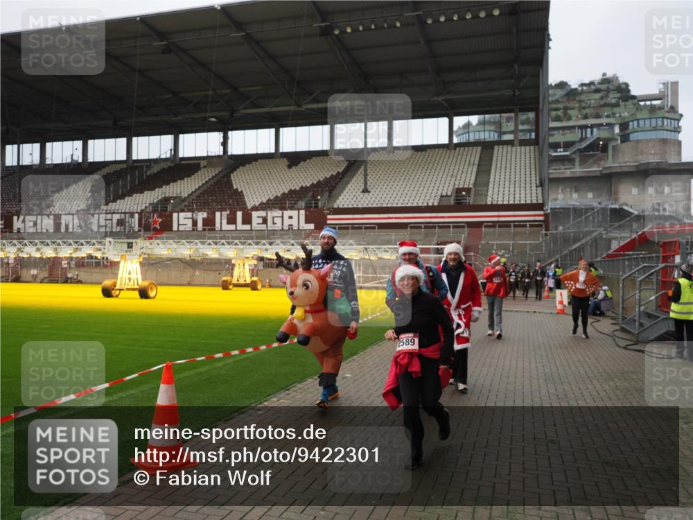 07.12.2025 - St. Pauli X-Mass-Run No. 15 Fabian Wolf http://msf.ph/oto/9422301 07.12.2025 11:51:28 Ziel 2374, 2585, 2589, 2670, 3116, 3449, 3451, 3959, 4340, 4609 meine-sportfotos.de
