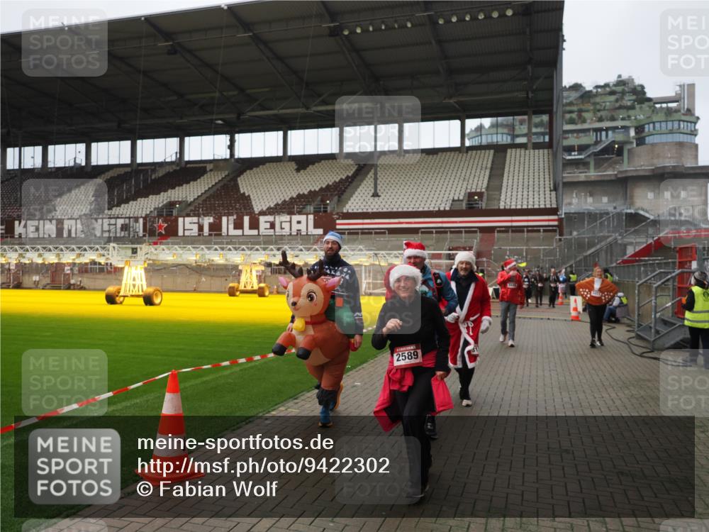 07.12.2025 - St. Pauli X-Mass-Run No. 15 Fabian Wolf http://msf.ph/oto/9422302 07.12.2025 11:51:28 Ziel 2374, 2585, 2589, 2670, 3116, 3449, 3451, 3959, 4340, 4609 meine-sportfotos.de