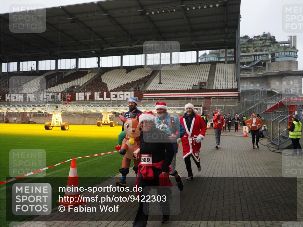 07.12.2025 - St. Pauli X-Mass-Run No. 15 Fabian Wolf http://msf.ph/oto/9422303 07.12.2025 11:51:28 Ziel 2374, 2585, 2589, 2670, 3116, 3449, 3451, 3959, 4340, 4609 meine-sportfotos.de