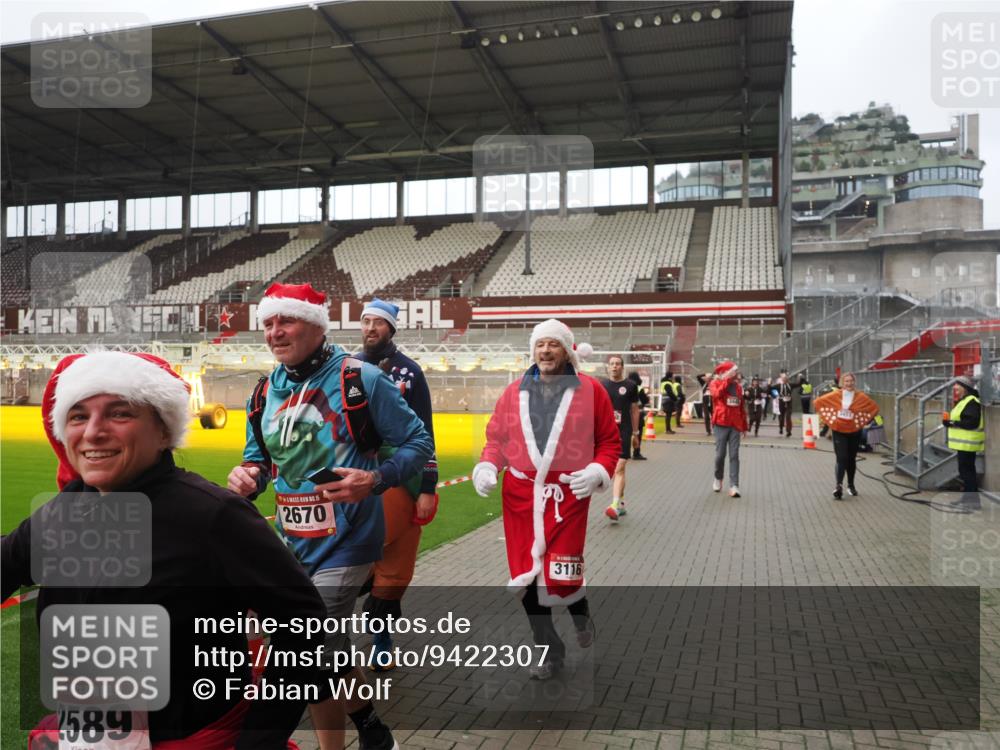 07.12.2025 - St. Pauli X-Mass-Run No. 15 Fabian Wolf http://msf.ph/oto/9422307 07.12.2025 11:51:29 Ziel 648, 650, 2025, 2027, 2374, 2585, 2589, 3116, 3449, 3451, 3959, 4340, 4609 meine-sportfotos.de