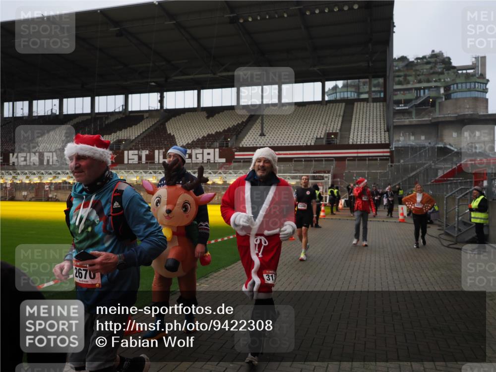07.12.2025 - St. Pauli X-Mass-Run No. 15 Fabian Wolf http://msf.ph/oto/9422308 07.12.2025 11:51:29 Ziel 648, 650, 2025, 2027, 2374, 2585, 2589, 3116, 3449, 3451, 3959, 4340, 4609 meine-sportfotos.de