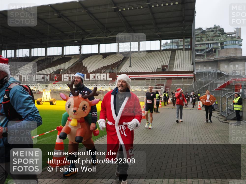 07.12.2025 - St. Pauli X-Mass-Run No. 15 Fabian Wolf http://msf.ph/oto/9422309 07.12.2025 11:51:30 Ziel 648, 650, 2025, 2027, 2374, 2585, 2589, 3116, 3449, 3451, 3875, 3959, 4340, 4609 meine-sportfotos.de
