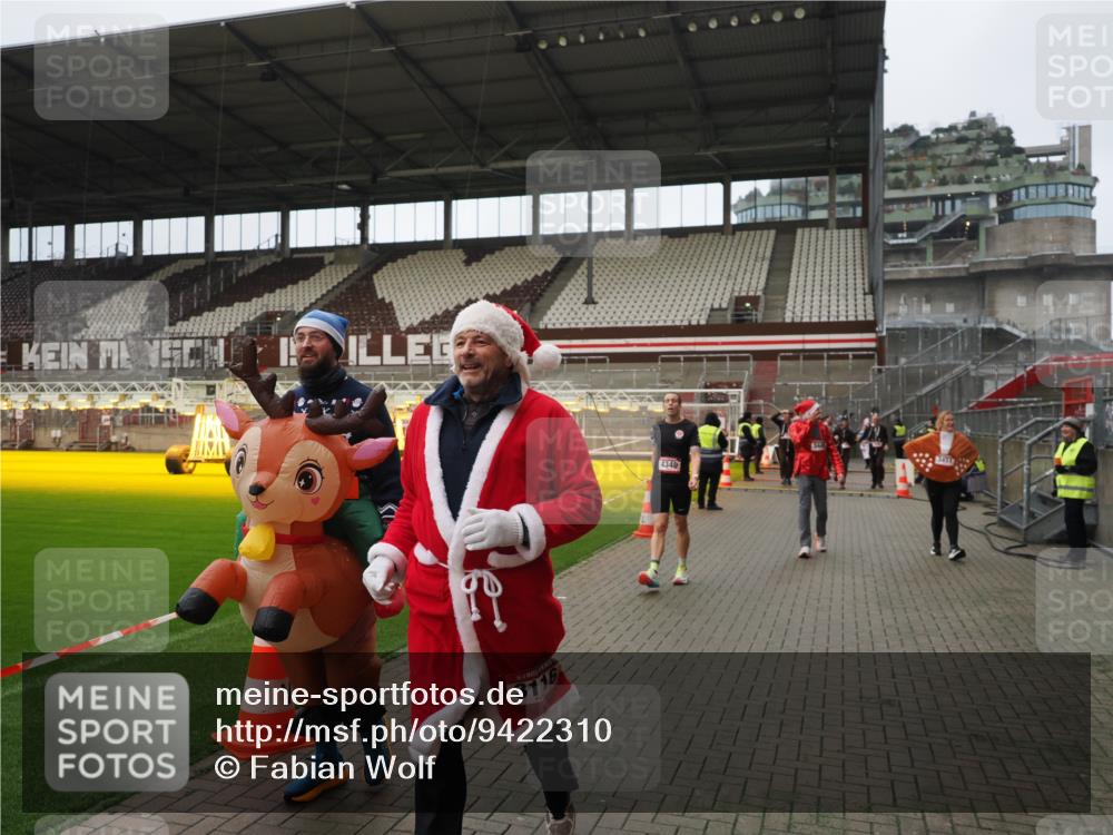 07.12.2025 - St. Pauli X-Mass-Run No. 15 Fabian Wolf http://msf.ph/oto/9422310 07.12.2025 11:51:30 Ziel 648, 650, 2025, 2027, 2374, 2585, 2589, 3116, 3449, 3451, 3875, 3959, 4340, 4609 meine-sportfotos.de