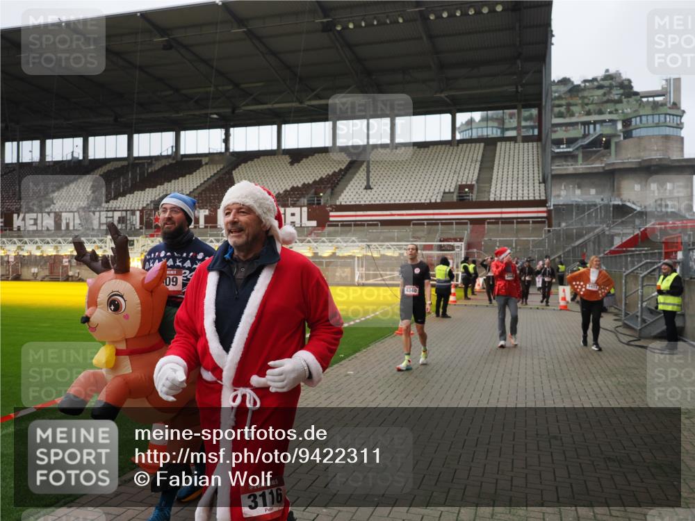 07.12.2025 - St. Pauli X-Mass-Run No. 15 Fabian Wolf http://msf.ph/oto/9422311 07.12.2025 11:51:30 Ziel 648, 650, 2025, 2027, 2374, 2585, 2589, 3116, 3449, 3451, 3875, 3959, 4340, 4609 meine-sportfotos.de