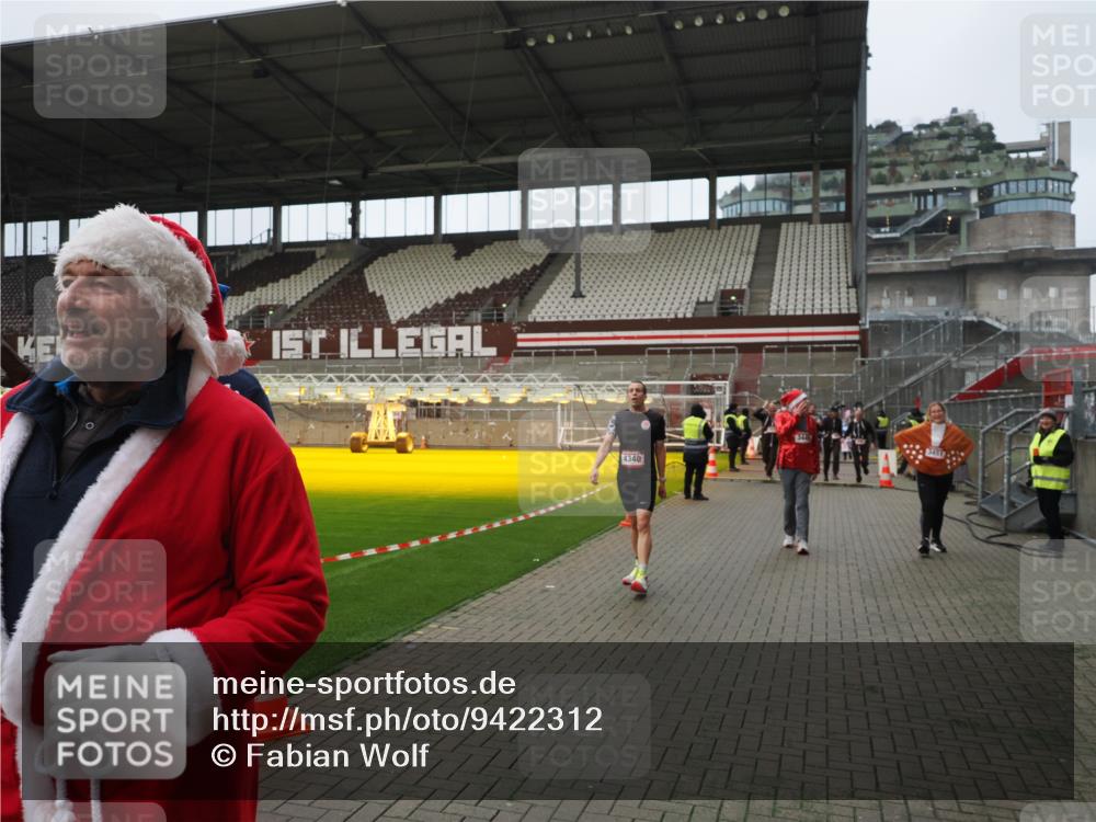 07.12.2025 - St. Pauli X-Mass-Run No. 15 Fabian Wolf http://msf.ph/oto/9422312 07.12.2025 11:51:30 Ziel 648, 650, 2025, 2027, 2374, 2585, 2589, 3116, 3449, 3451, 3875, 3959, 4340, 4609 meine-sportfotos.de