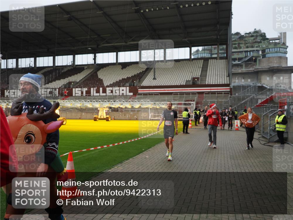 07.12.2025 - St. Pauli X-Mass-Run No. 15 Fabian Wolf http://msf.ph/oto/9422313 07.12.2025 11:51:30 Ziel 648, 650, 2025, 2027, 2374, 2585, 2589, 3116, 3449, 3451, 3875, 3959, 4340, 4609 meine-sportfotos.de