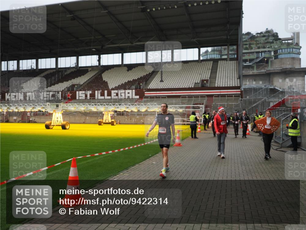 07.12.2025 - St. Pauli X-Mass-Run No. 15 Fabian Wolf http://msf.ph/oto/9422314 07.12.2025 11:51:31 Ziel 648, 650, 2025, 2027, 2374, 2585, 2589, 3116, 3449, 3451, 3875, 3959, 4340, 4609 meine-sportfotos.de