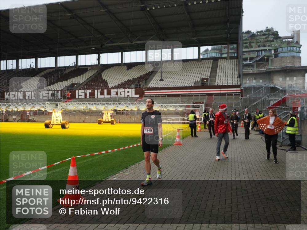 07.12.2025 - St. Pauli X-Mass-Run No. 15 Fabian Wolf http://msf.ph/oto/9422316 07.12.2025 11:51:32 Ziel 648, 650, 2025, 2027, 2374, 2585, 2589, 3116, 3449, 3451, 3875, 3959, 4340, 4609 meine-sportfotos.de
