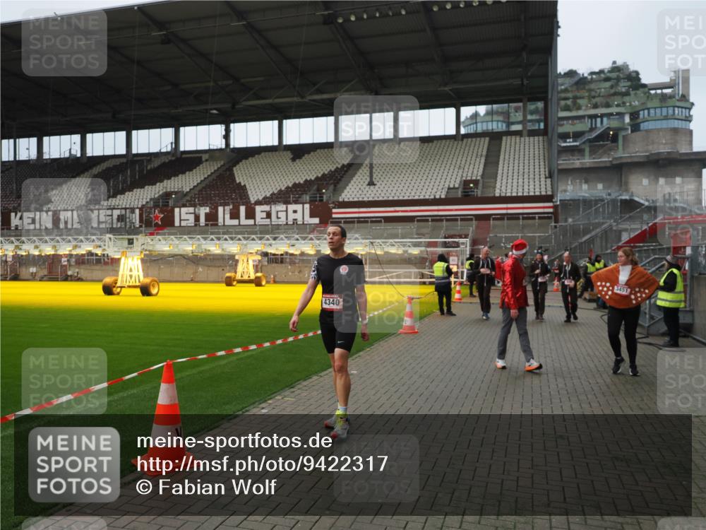 07.12.2025 - St. Pauli X-Mass-Run No. 15 Fabian Wolf http://msf.ph/oto/9422317 07.12.2025 11:51:32 Ziel 648, 650, 2025, 2027, 2374, 2585, 2589, 3116, 3449, 3451, 3875, 3959, 4340, 4609 meine-sportfotos.de