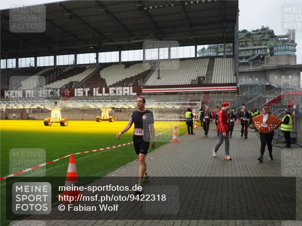 07.12.2025 - St. Pauli X-Mass-Run No. 15 Fabian Wolf http://msf.ph/oto/9422318 07.12.2025 11:51:33 Ziel 648, 650, 2025, 2027, 2374, 2585, 2589, 3116, 3449, 3451, 3875, 3959, 4340, 4602, 4609, 4610 meine-sportfotos.de