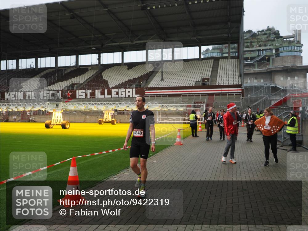 07.12.2025 - St. Pauli X-Mass-Run No. 15 Fabian Wolf http://msf.ph/oto/9422319 07.12.2025 11:51:33 Ziel 648, 650, 2025, 2027, 2374, 2585, 2589, 3116, 3449, 3451, 3875, 3959, 4340, 4602, 4609, 4610 meine-sportfotos.de