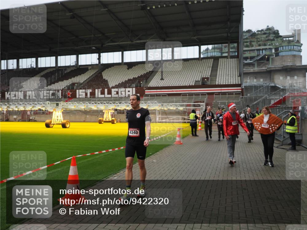 07.12.2025 - St. Pauli X-Mass-Run No. 15 Fabian Wolf http://msf.ph/oto/9422320 07.12.2025 11:51:33 Ziel 648, 650, 2025, 2027, 2374, 2585, 2589, 3116, 3449, 3451, 3875, 3959, 4340, 4602, 4609, 4610 meine-sportfotos.de