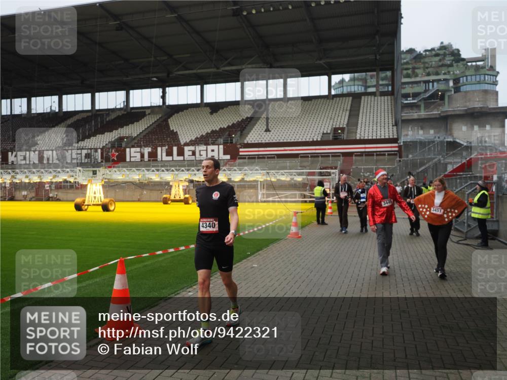 07.12.2025 - St. Pauli X-Mass-Run No. 15 Fabian Wolf http://msf.ph/oto/9422321 07.12.2025 11:51:33 Ziel 648, 650, 2025, 2027, 2374, 2585, 2589, 3116, 3449, 3451, 3875, 3959, 4340, 4602, 4609, 4610 meine-sportfotos.de