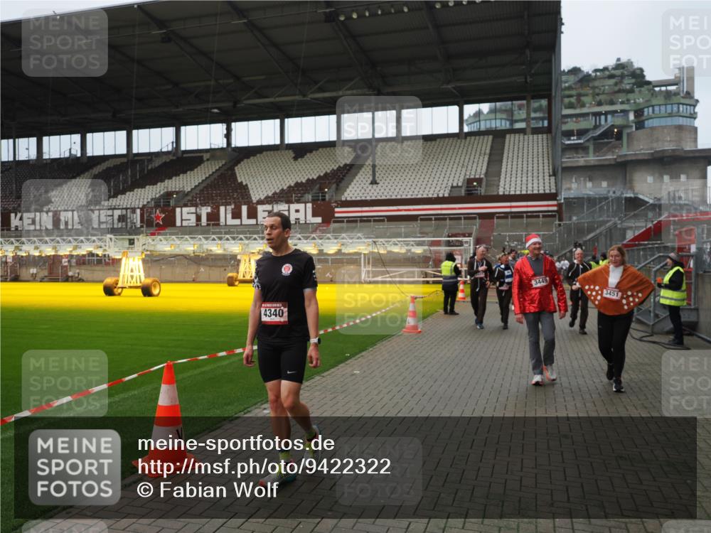 07.12.2025 - St. Pauli X-Mass-Run No. 15 Fabian Wolf http://msf.ph/oto/9422322 07.12.2025 11:51:33 Ziel 648, 650, 2025, 2027, 2374, 2585, 2589, 3116, 3449, 3451, 3875, 3959, 4340, 4602, 4609, 4610 meine-sportfotos.de