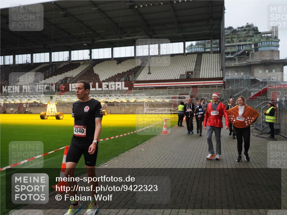 07.12.2025 - St. Pauli X-Mass-Run No. 15 Fabian Wolf http://msf.ph/oto/9422323 07.12.2025 11:51:34 Ziel 648, 650, 2025, 2027, 2374, 2585, 2589, 3116, 3449, 3451, 3875, 3959, 4340, 4602, 4610 meine-sportfotos.de