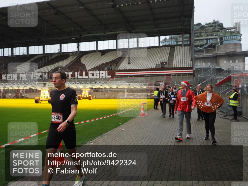 07.12.2025 - St. Pauli X-Mass-Run No. 15 Fabian Wolf http://msf.ph/oto/9422324 07.12.2025 11:51:34 Ziel 648, 650, 2025, 2027, 2374, 2585, 2589, 3116, 3449, 3451, 3875, 3959, 4340, 4602, 4610 meine-sportfotos.de