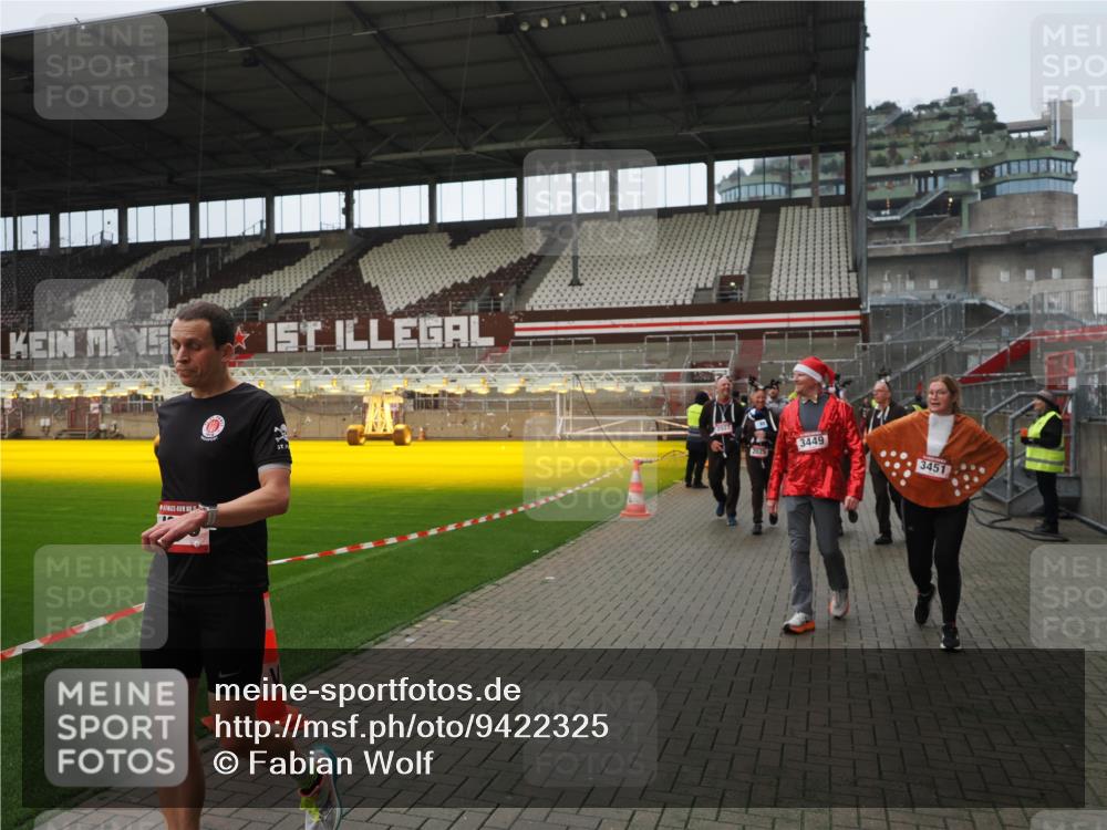 07.12.2025 - St. Pauli X-Mass-Run No. 15 Fabian Wolf http://msf.ph/oto/9422325 07.12.2025 11:51:35 Ziel 648, 650, 2025, 2027, 2374, 2589, 3116, 3449, 3451, 3875, 3959, 4340, 4602, 4610 meine-sportfotos.de