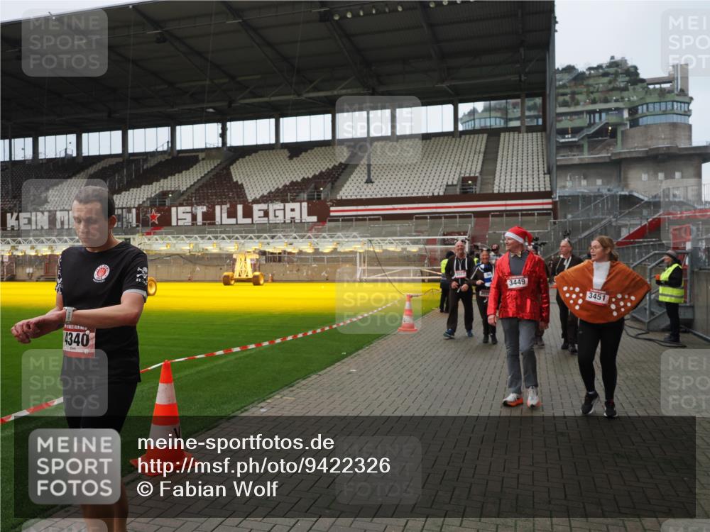 07.12.2025 - St. Pauli X-Mass-Run No. 15 Fabian Wolf http://msf.ph/oto/9422326 07.12.2025 11:51:35 Ziel 648, 650, 2025, 2027, 2374, 2589, 3116, 3449, 3451, 3875, 3959, 4340, 4602, 4610 meine-sportfotos.de