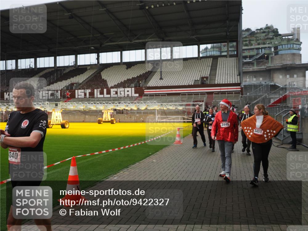 07.12.2025 - St. Pauli X-Mass-Run No. 15 Fabian Wolf http://msf.ph/oto/9422327 07.12.2025 11:51:35 Ziel 648, 650, 2025, 2027, 2374, 2589, 3116, 3449, 3451, 3875, 3959, 4340, 4602, 4610 meine-sportfotos.de