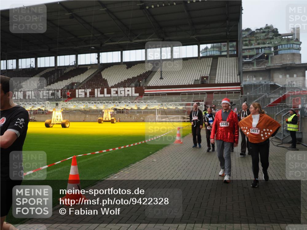 07.12.2025 - St. Pauli X-Mass-Run No. 15 Fabian Wolf http://msf.ph/oto/9422328 07.12.2025 11:51:35 Ziel 648, 650, 2025, 2027, 2374, 2589, 3116, 3449, 3451, 3875, 3959, 4340, 4602, 4610 meine-sportfotos.de