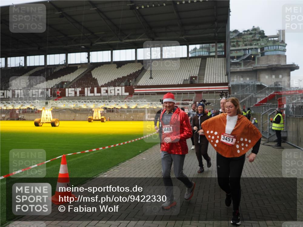 07.12.2025 - St. Pauli X-Mass-Run No. 15 Fabian Wolf http://msf.ph/oto/9422330 07.12.2025 11:51:37 Ziel 648, 650, 2025, 2027, 2374, 3116, 3449, 3451, 3875, 3959, 4340, 4602, 4610 meine-sportfotos.de