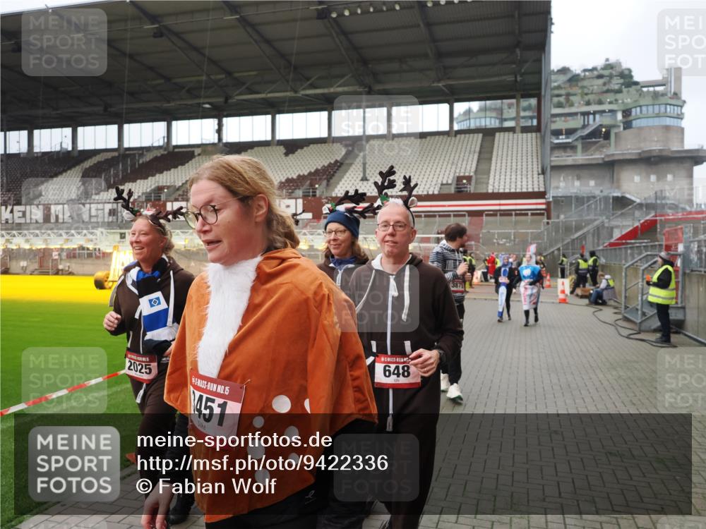 07.12.2025 - St. Pauli X-Mass-Run No. 15 Fabian Wolf http://msf.ph/oto/9422336 07.12.2025 11:51:39 Ziel 648, 650, 2025, 2027, 2374, 3449, 3451, 3790, 3794, 3795, 3853, 3875, 4340, 4602, 4610 meine-sportfotos.de