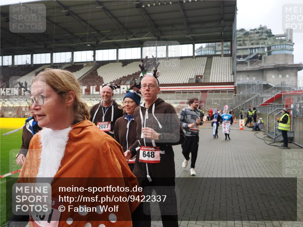 07.12.2025 - St. Pauli X-Mass-Run No. 15 Fabian Wolf http://msf.ph/oto/9422337 07.12.2025 11:51:39 Ziel 648, 650, 2025, 2027, 2374, 3449, 3451, 3790, 3794, 3795, 3853, 3875, 4340, 4602, 4610 meine-sportfotos.de