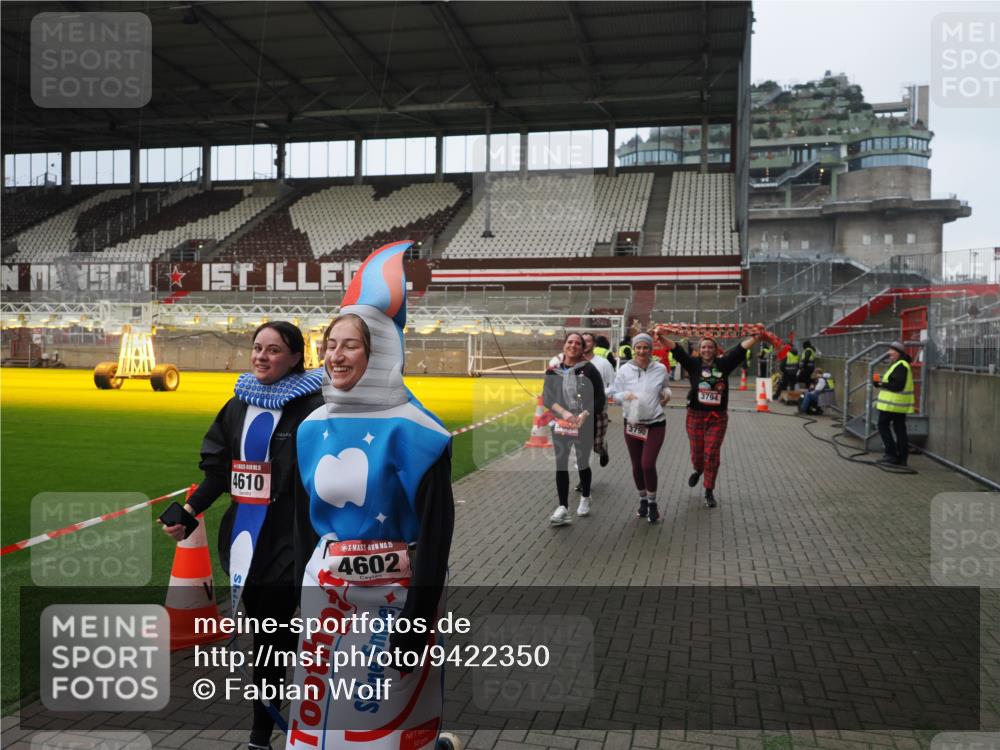07.12.2025 - St. Pauli X-Mass-Run No. 15 Fabian Wolf http://msf.ph/oto/9422350 07.12.2025 11:51:46 Ziel 648, 650, 2025, 2027, 3583, 3790, 3794, 3795, 3853, 3875, 4602, 4610 meine-sportfotos.de