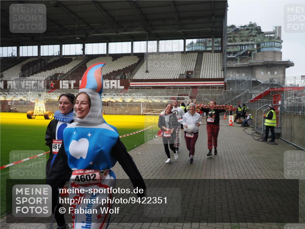 07.12.2025 - St. Pauli X-Mass-Run No. 15 Fabian Wolf http://msf.ph/oto/9422351 07.12.2025 11:51:46 Ziel 648, 650, 2025, 2027, 3583, 3790, 3794, 3795, 3853, 3875, 4602, 4610 meine-sportfotos.de
