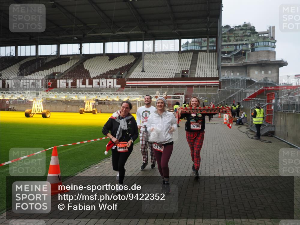 07.12.2025 - St. Pauli X-Mass-Run No. 15 Fabian Wolf http://msf.ph/oto/9422352 07.12.2025 11:51:47 Ziel 648, 650, 2025, 2027, 3583, 3790, 3794, 3795, 3853, 3875, 4602, 4610 meine-sportfotos.de