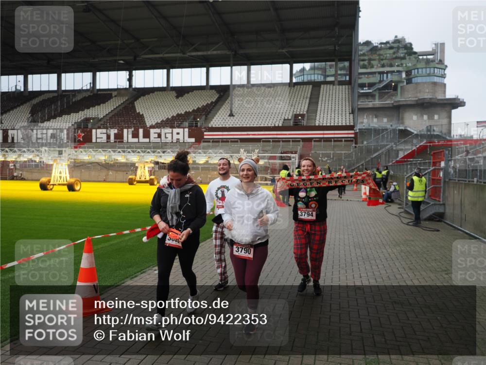 07.12.2025 - St. Pauli X-Mass-Run No. 15 Fabian Wolf http://msf.ph/oto/9422353 07.12.2025 11:51:48 Ziel 648, 650, 1916, 2025, 2027, 3583, 3790, 3794, 3795, 3853, 3875, 4602, 4610 meine-sportfotos.de