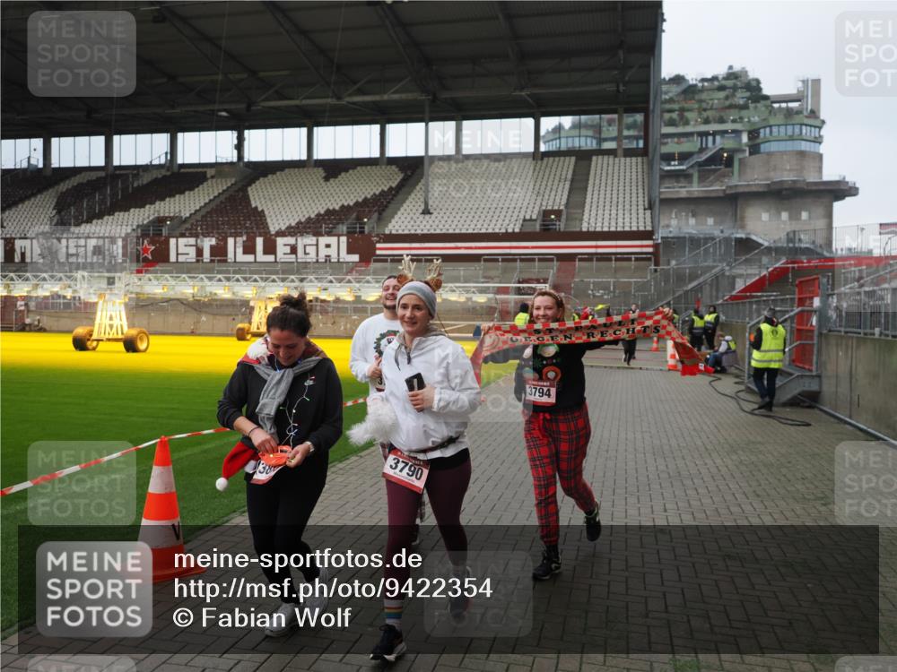 07.12.2025 - St. Pauli X-Mass-Run No. 15 Fabian Wolf http://msf.ph/oto/9422354 07.12.2025 11:51:48 Ziel 648, 650, 1916, 2025, 2027, 3583, 3790, 3794, 3795, 3853, 3875, 4602, 4610 meine-sportfotos.de