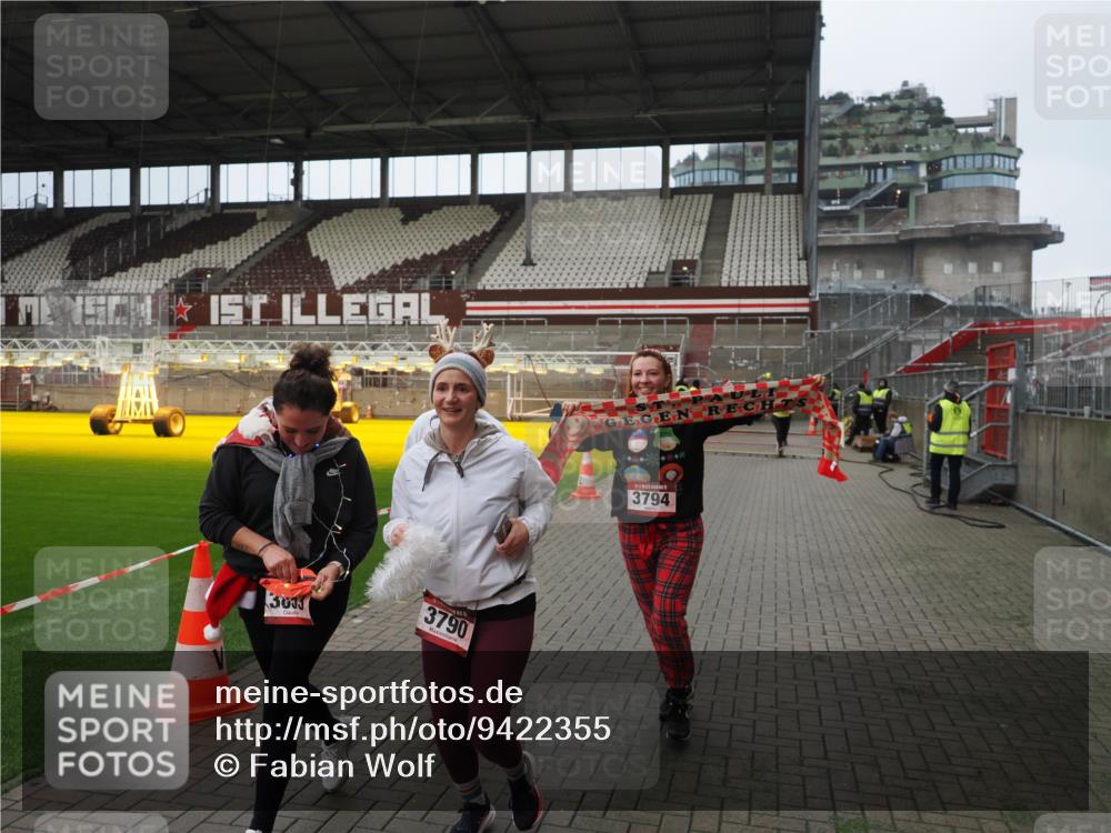 07.12.2025 - St. Pauli X-Mass-Run No. 15 Fabian Wolf http://msf.ph/oto/9422355 07.12.2025 11:51:48 Ziel 648, 650, 1916, 2025, 2027, 3583, 3790, 3794, 3795, 3853, 3875, 4602, 4610 meine-sportfotos.de