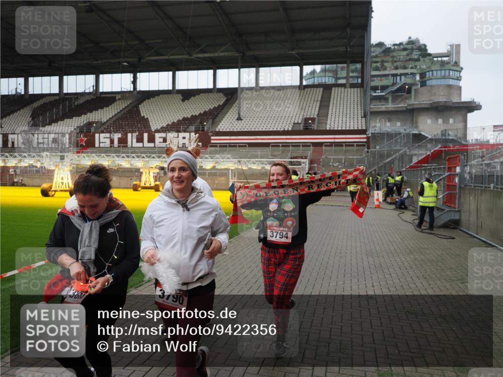 07.12.2025 - St. Pauli X-Mass-Run No. 15 Fabian Wolf http://msf.ph/oto/9422356 07.12.2025 11:51:48 Ziel 648, 650, 1916, 2025, 2027, 3583, 3790, 3794, 3795, 3853, 3875, 4602, 4610 meine-sportfotos.de
