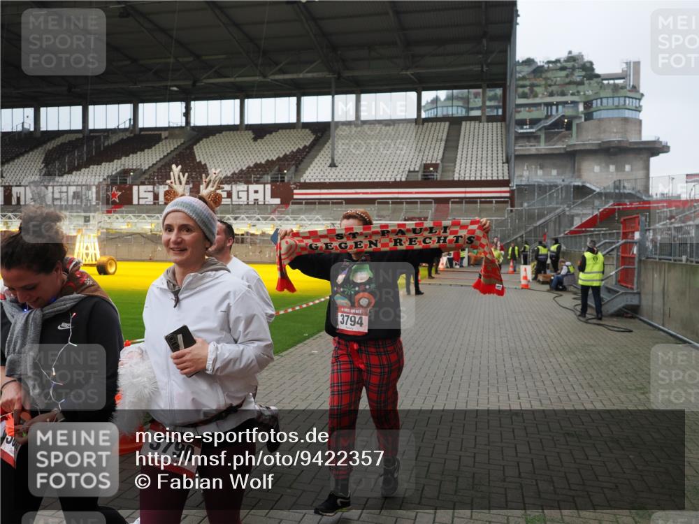 07.12.2025 - St. Pauli X-Mass-Run No. 15 Fabian Wolf http://msf.ph/oto/9422357 07.12.2025 11:51:48 Ziel 648, 650, 1916, 2025, 2027, 3583, 3790, 3794, 3795, 3853, 3875, 4602, 4610 meine-sportfotos.de