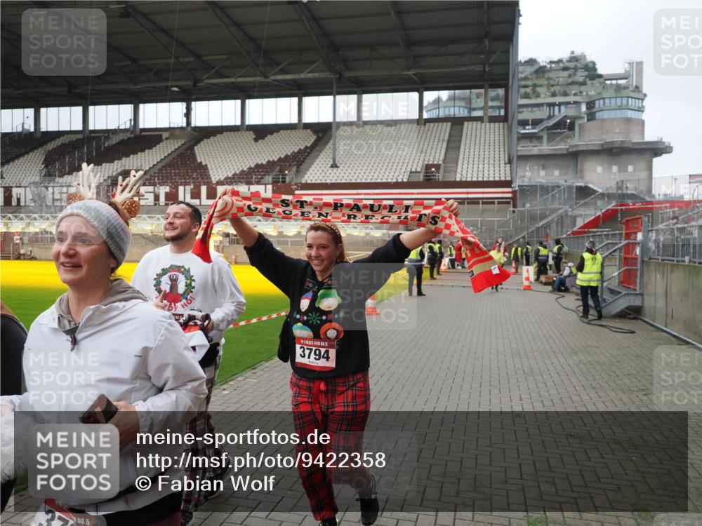 07.12.2025 - St. Pauli X-Mass-Run No. 15 Fabian Wolf http://msf.ph/oto/9422358 07.12.2025 11:51:49 Ziel 648, 650, 1916, 2025, 2027, 3583, 3790, 3794, 3795, 3853, 3875, 4602, 4610 meine-sportfotos.de