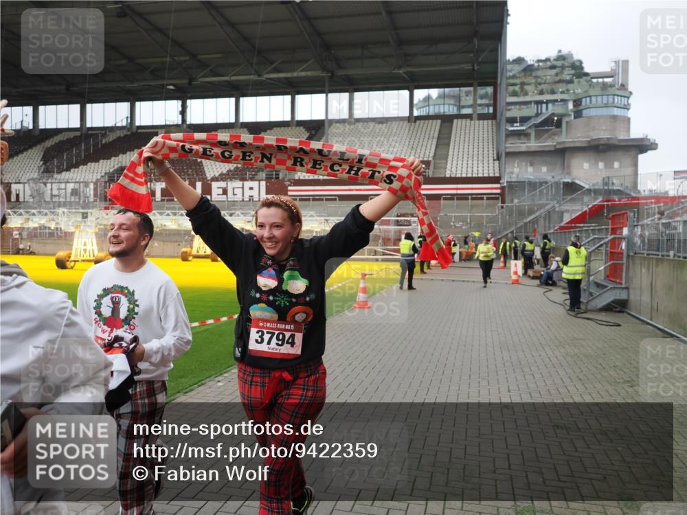 07.12.2025 - St. Pauli X-Mass-Run No. 15 Fabian Wolf http://msf.ph/oto/9422359 07.12.2025 11:51:49 Ziel 648, 650, 1916, 2025, 2027, 3583, 3790, 3794, 3795, 3853, 3875, 4602, 4610 meine-sportfotos.de