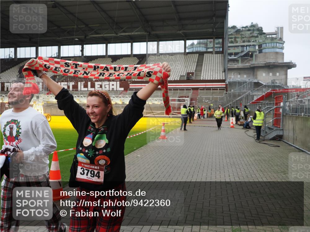 07.12.2025 - St. Pauli X-Mass-Run No. 15 Fabian Wolf http://msf.ph/oto/9422360 07.12.2025 11:51:49 Ziel 648, 650, 1916, 2025, 2027, 3583, 3790, 3794, 3795, 3853, 3875, 4602, 4610 meine-sportfotos.de