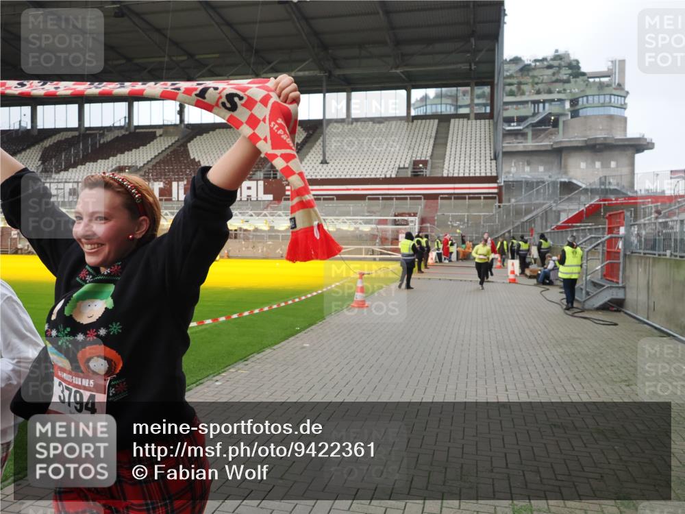 07.12.2025 - St. Pauli X-Mass-Run No. 15 Fabian Wolf http://msf.ph/oto/9422361 07.12.2025 11:51:49 Ziel 648, 650, 1916, 2025, 2027, 3583, 3790, 3794, 3795, 3853, 3875, 4602, 4610 meine-sportfotos.de