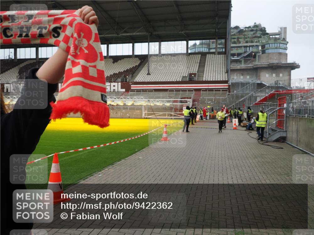 07.12.2025 - St. Pauli X-Mass-Run No. 15 Fabian Wolf http://msf.ph/oto/9422362 07.12.2025 11:51:49 Ziel 648, 650, 1916, 2025, 2027, 3583, 3790, 3794, 3795, 3853, 3875, 4602, 4610 meine-sportfotos.de