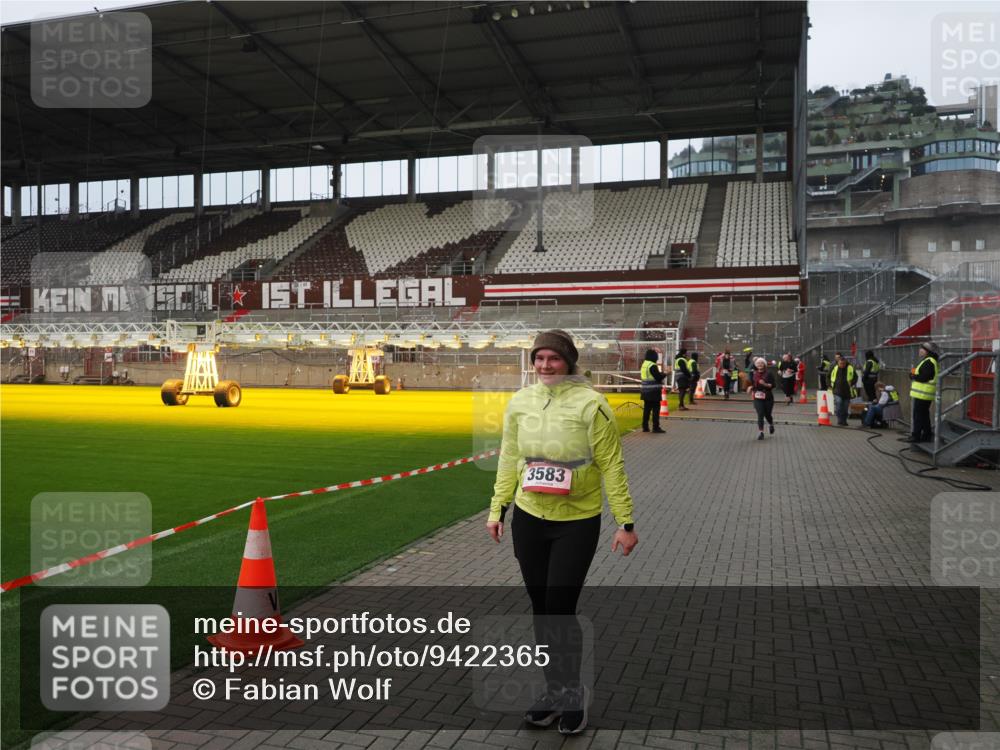07.12.2025 - St. Pauli X-Mass-Run No. 15 Fabian Wolf http://msf.ph/oto/9422365 07.12.2025 11:51:58 Ziel 1916, 3445, 3583, 3790, 3794, 3795, 3853 meine-sportfotos.de